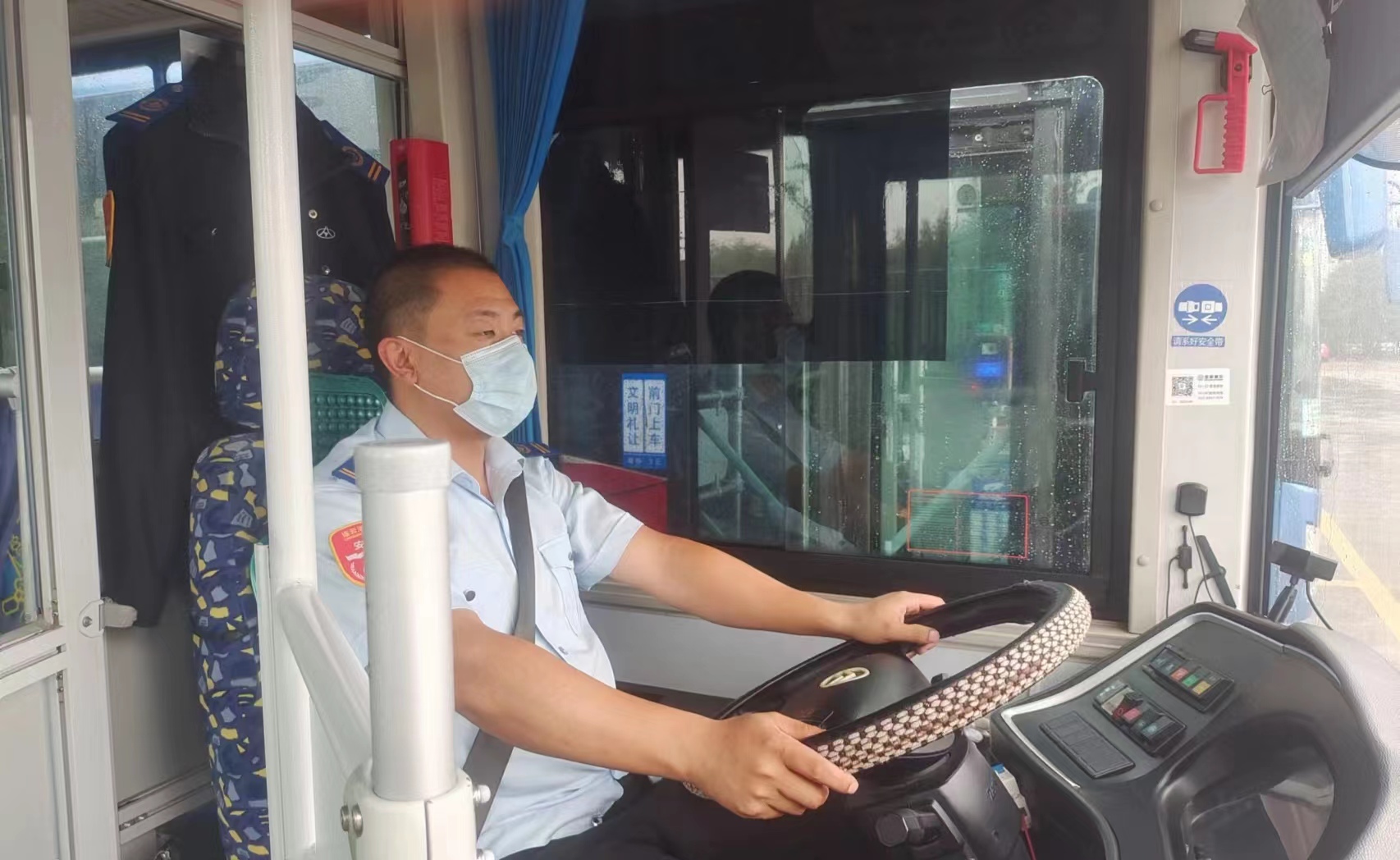 公交事業(yè)一部15路駕駛員王丙全拾金不昧受表揚