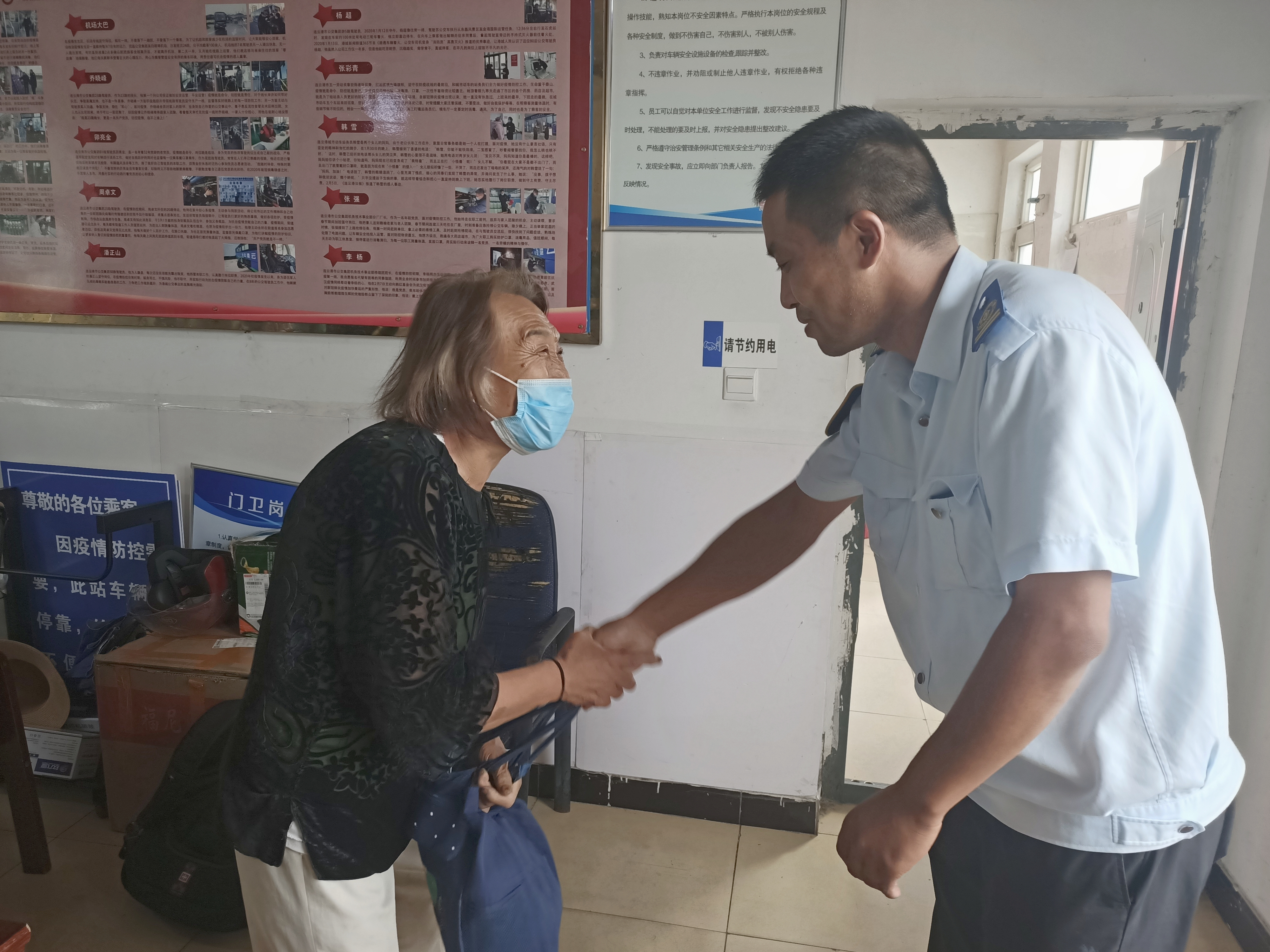 駕駛員拾金不昧、站務(wù)員熱情幫助獲乘客點(diǎn)贊