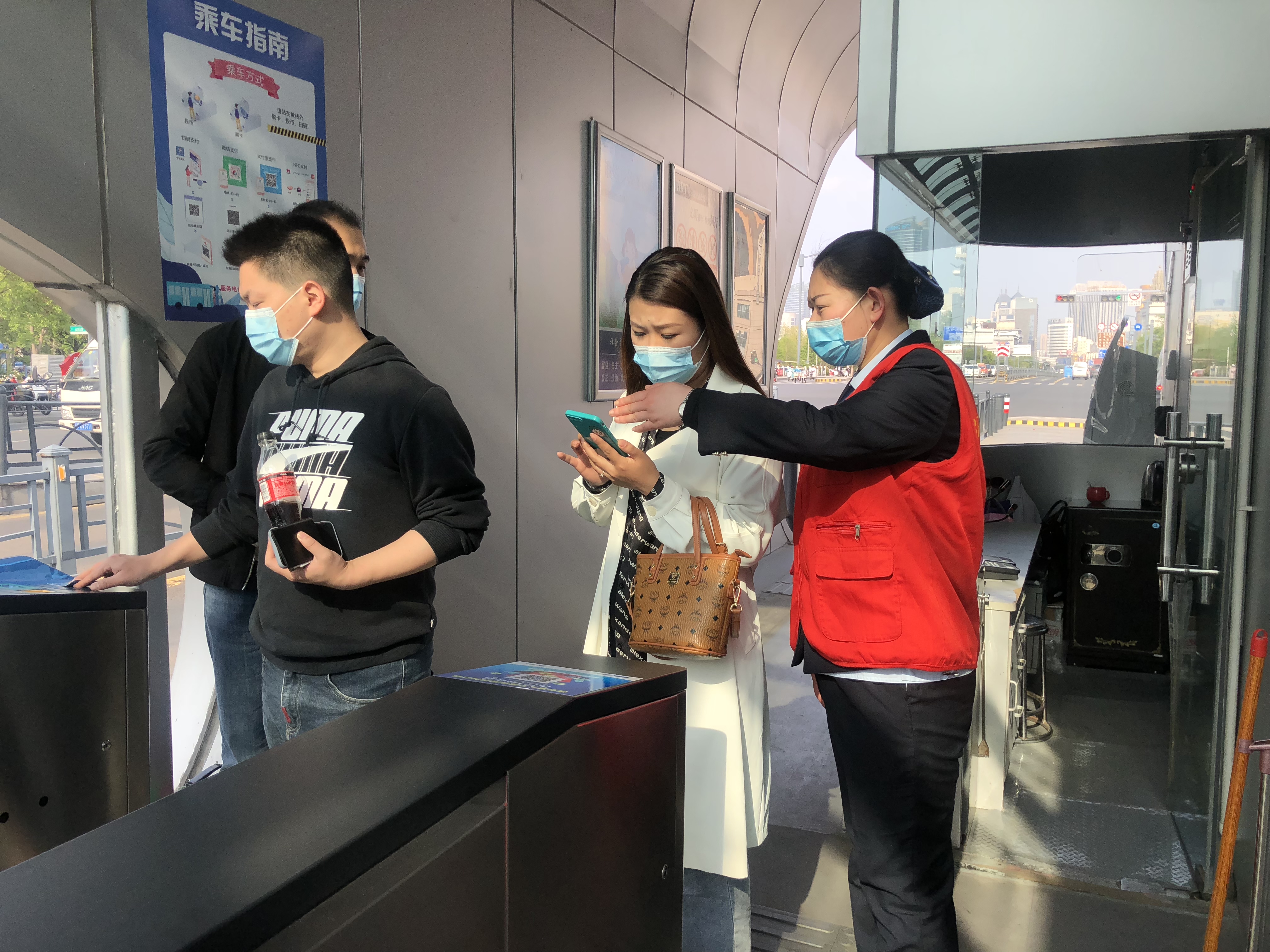 快速公交事業(yè)部站務員張議丹、曹興鑫幫助乘客找回丟失校服獲感謝