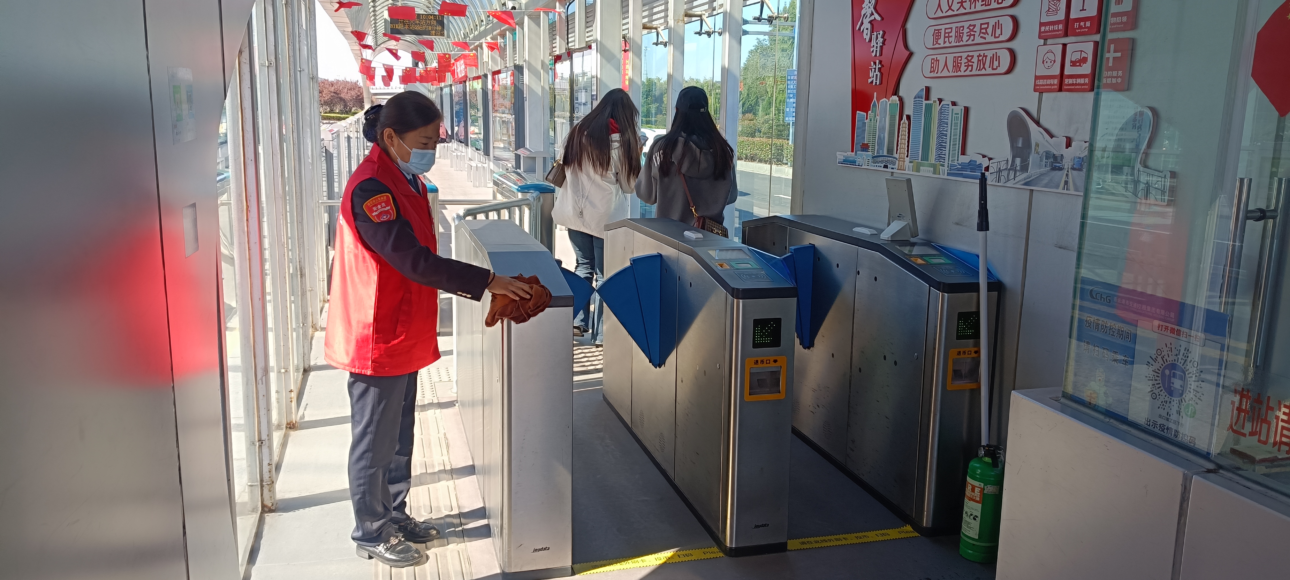 快速公交事業部站務員孟金幫助乘客找回背包獲感謝