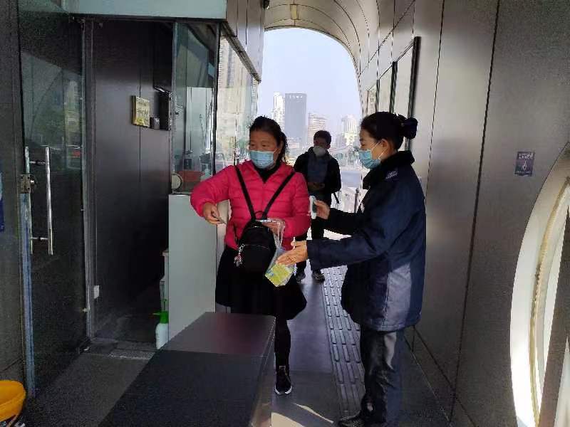 快速公交事業部站務員張慧幫助乘客找到丟失的手機獲感謝