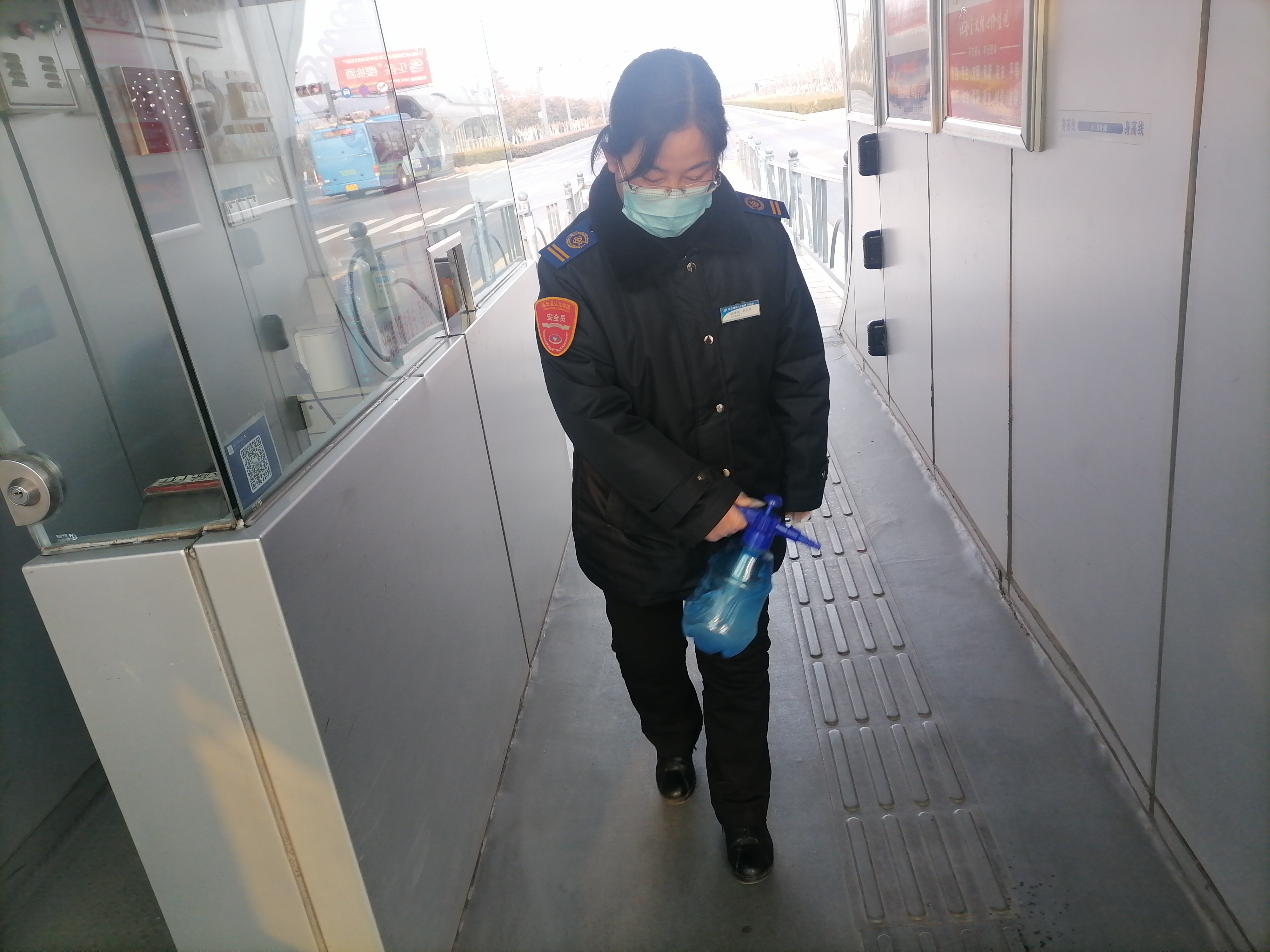 公交集團(tuán)快速公交事業(yè)部站務(wù)員尹小平幫助乘客找到丟失的包獲感謝