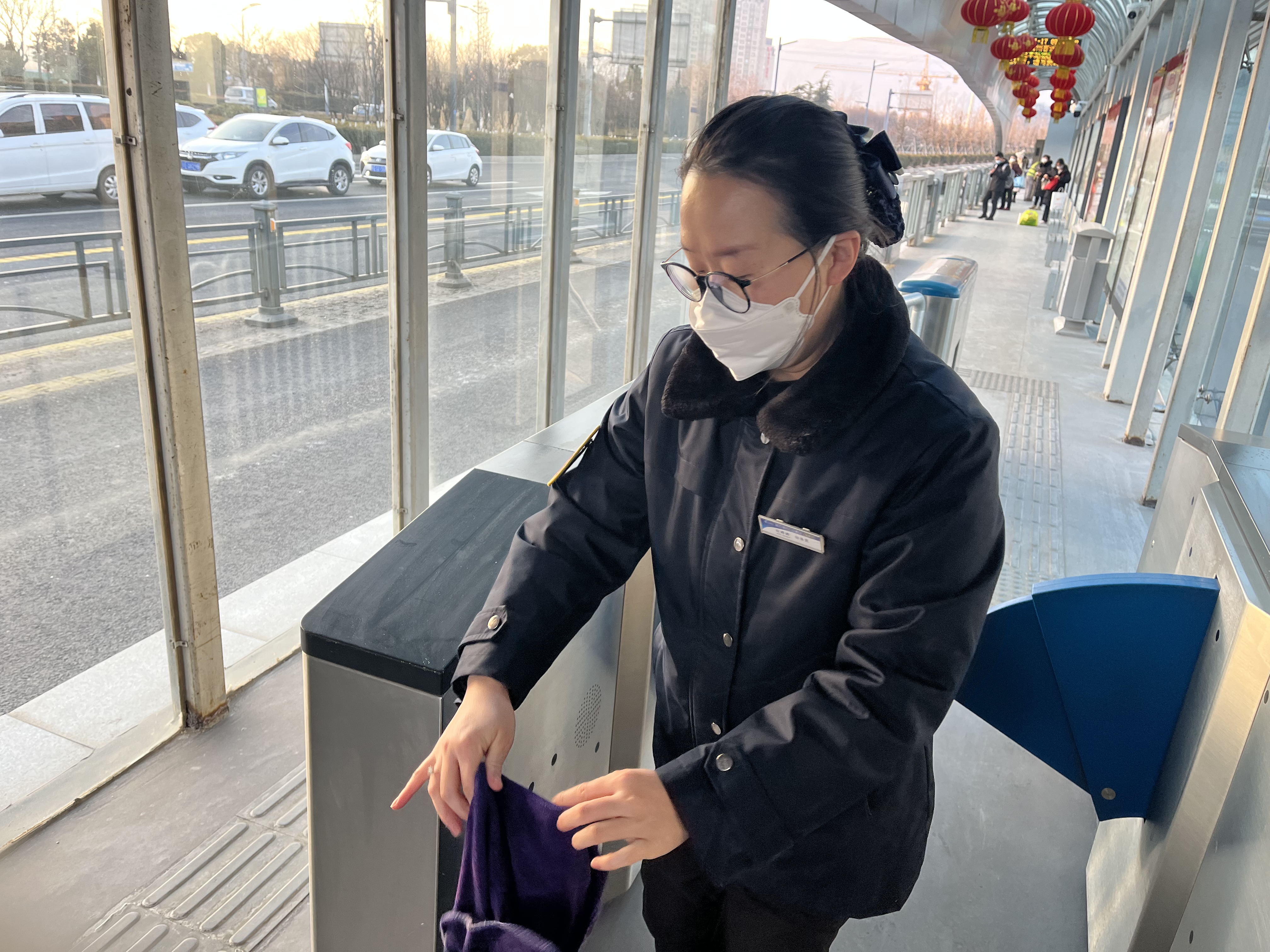 快速公交事業(yè)部站務(wù)員紀(jì)婷婷幫助乘客找到丟失的手機(jī)獲感謝