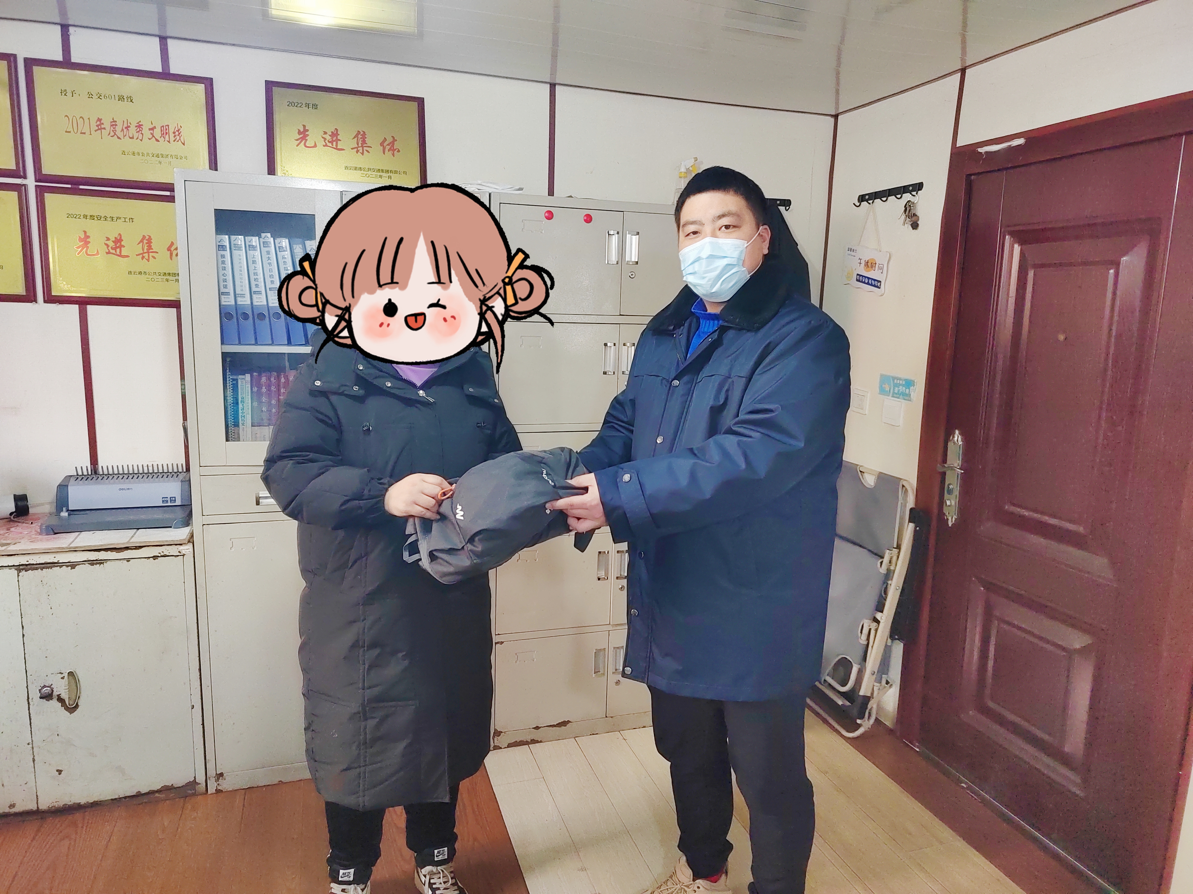 近萬(wàn)元港幣、澳門幣落公交，司機(jī)撿到歸還