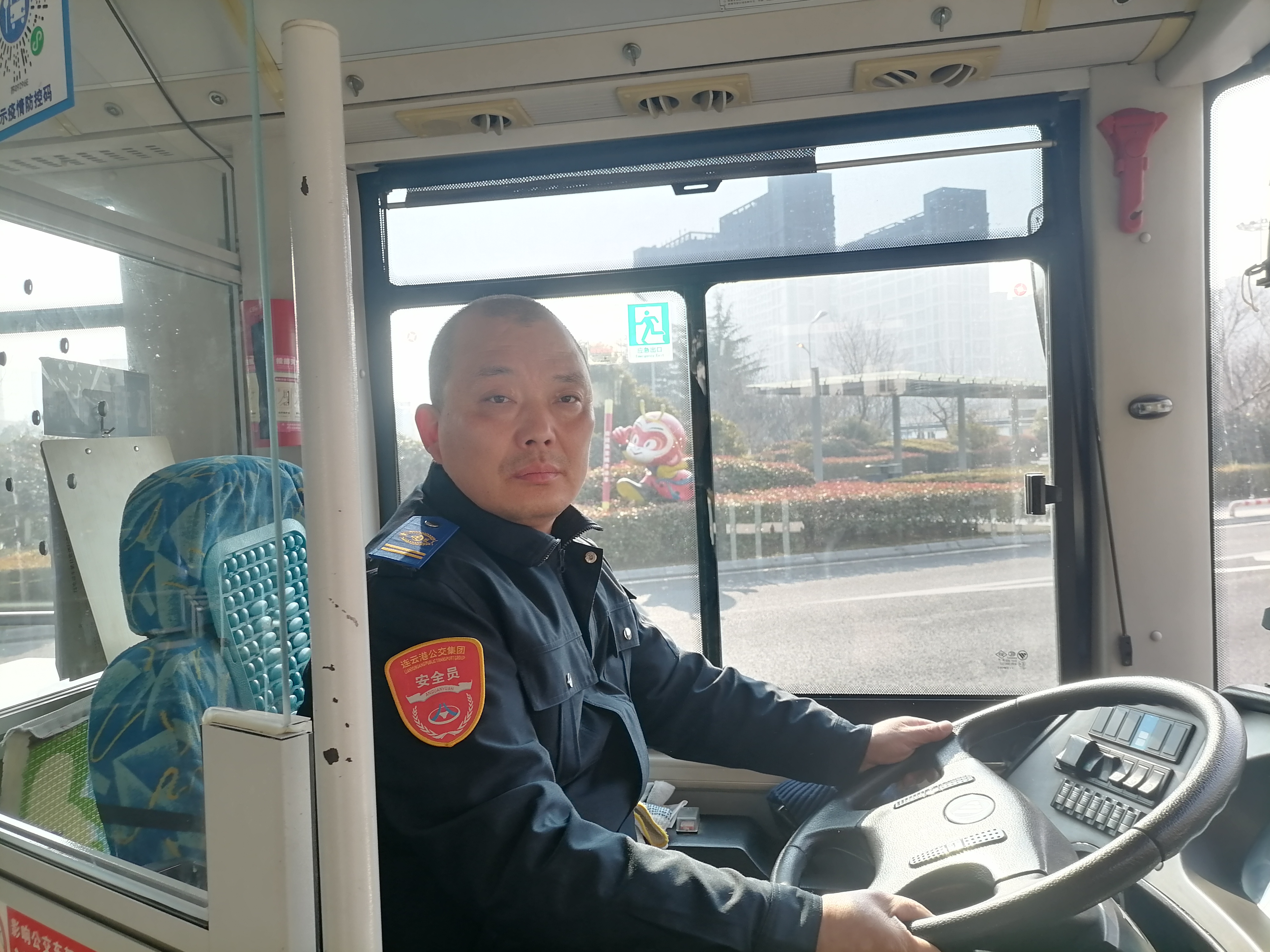 公交游3路駕駛員何愛(ài)瑤及時(shí)歸還乘客丟失的背包