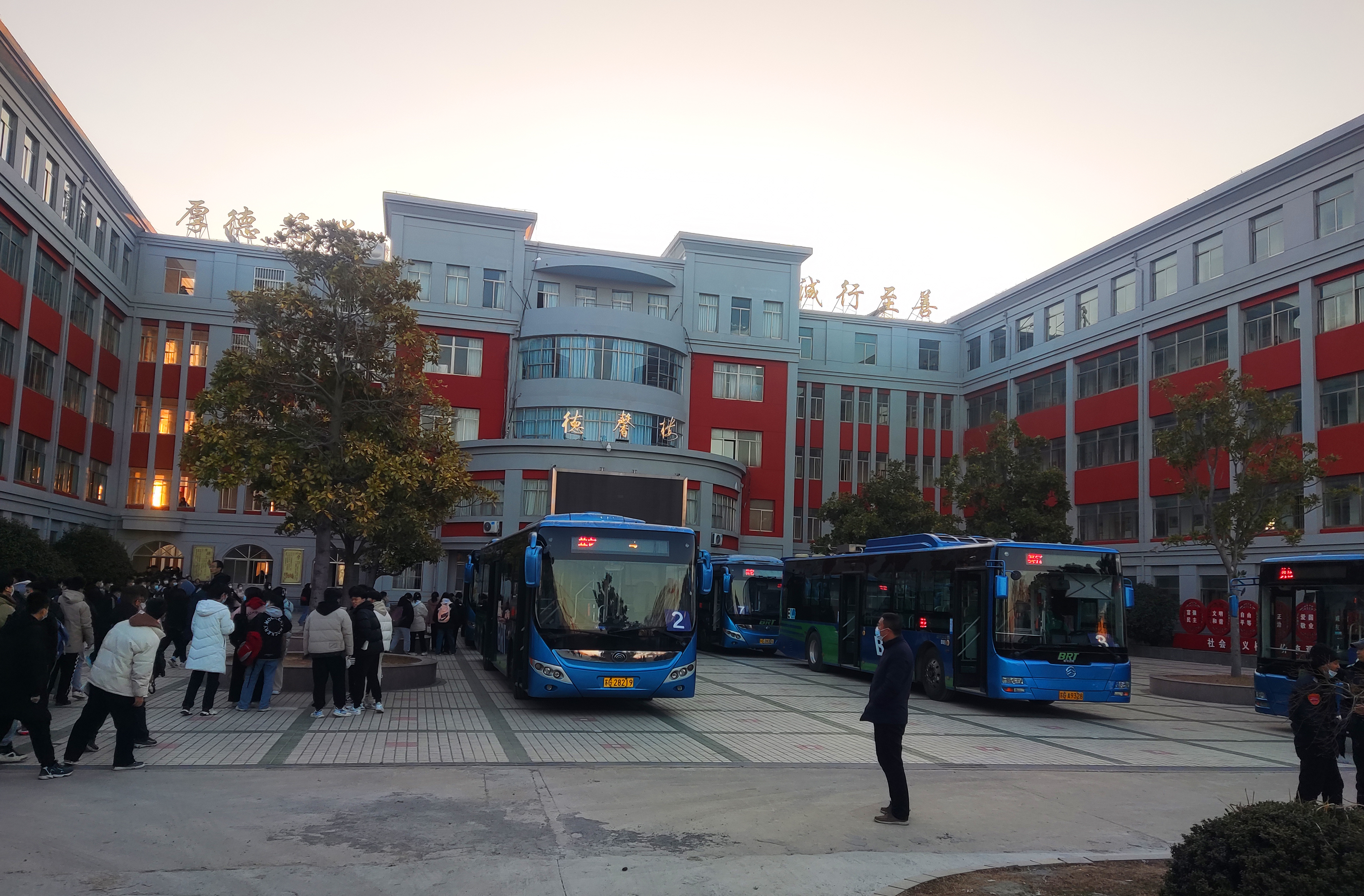 公交集團快速公交事業部圓滿完成錦屏高中定制公交任務