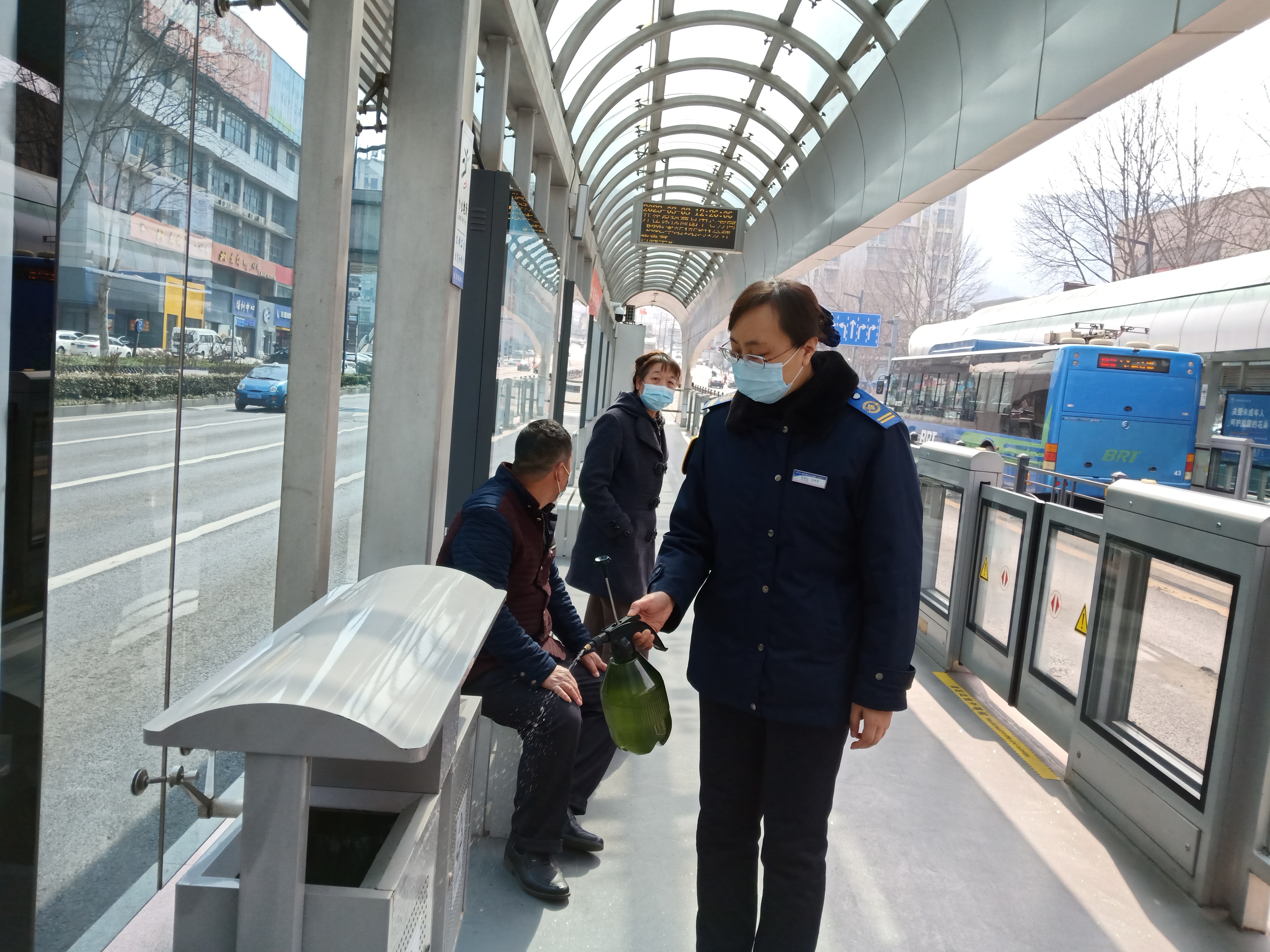 快速公交事業(yè)部站務(wù)員徐國(guó)紅 暖心服務(wù)獲乘客感謝