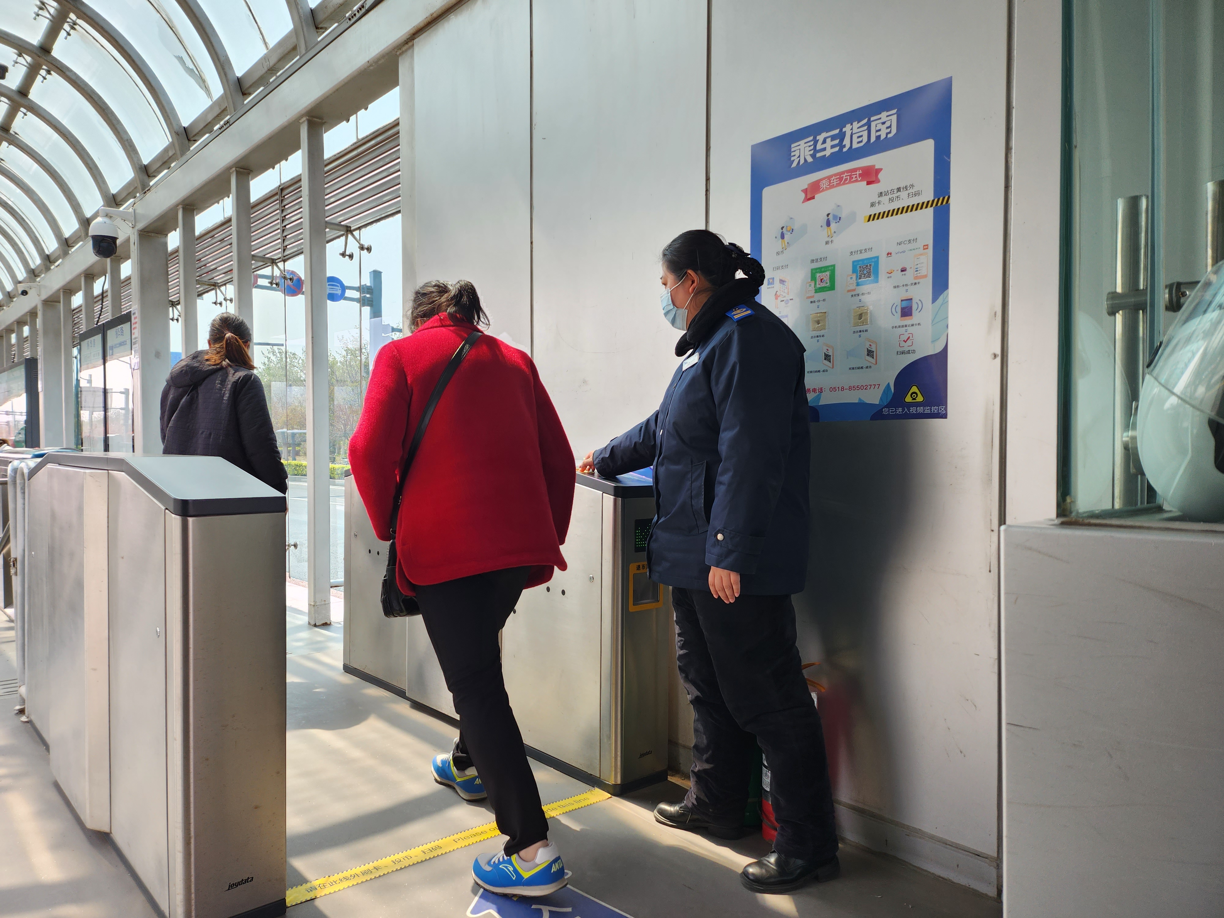 快速公交事業(yè)部站務員孫楠歸還乘客丟失的手機獲感謝