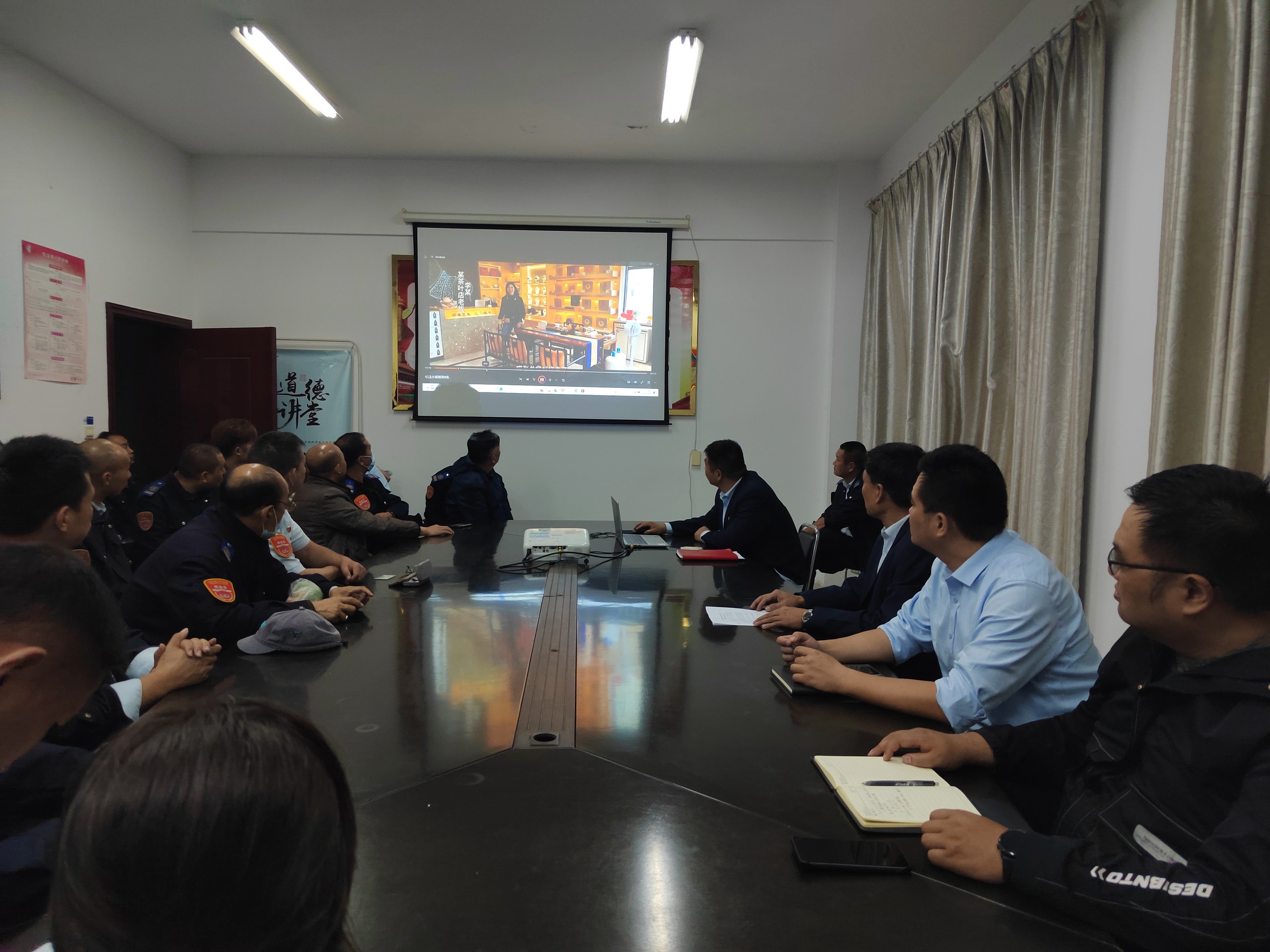 公交集團公交事業(yè)二部持續(xù)組織黨員干部職工觀看《清風常在》紀法小課短視頻