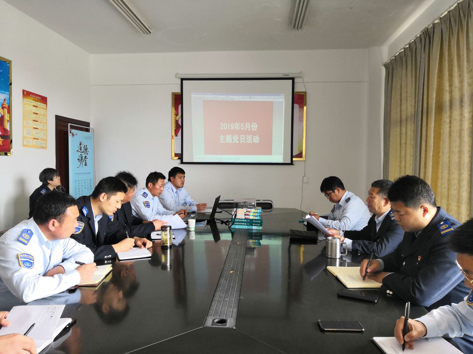 公交集團公交事業(yè)二部開展“學懂黨內(nèi)法規(guī)，建強組織體系”主題黨日活動