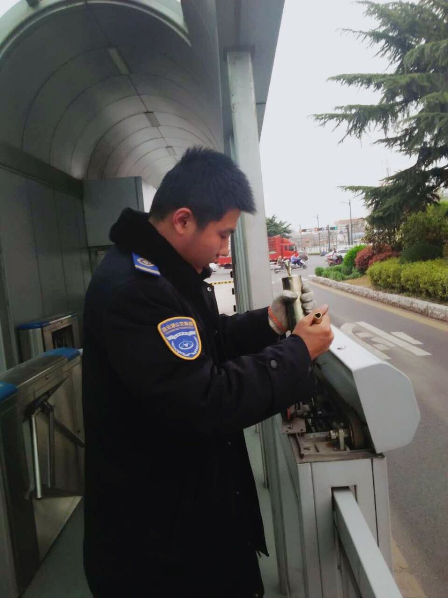 公交快速公司總務科維護保養(yǎng)站臺安全門