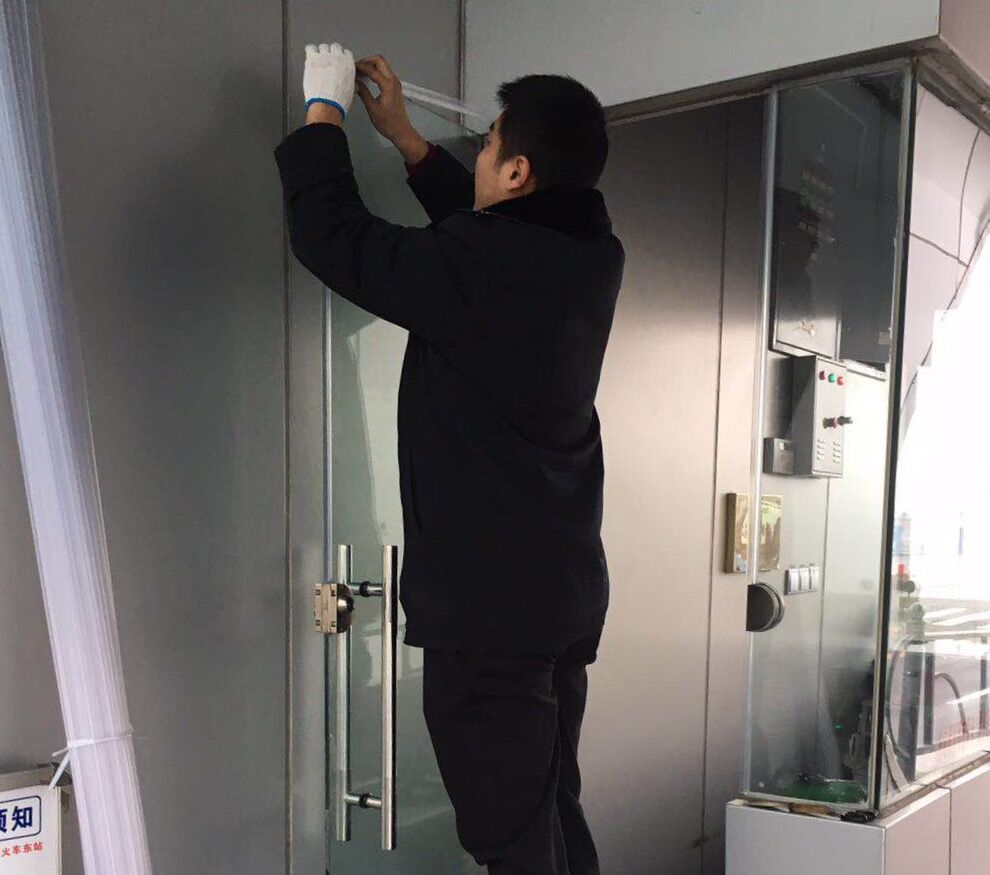 公交集團(tuán)快速公司統(tǒng)一安裝站臺(tái)票房門玻璃門條