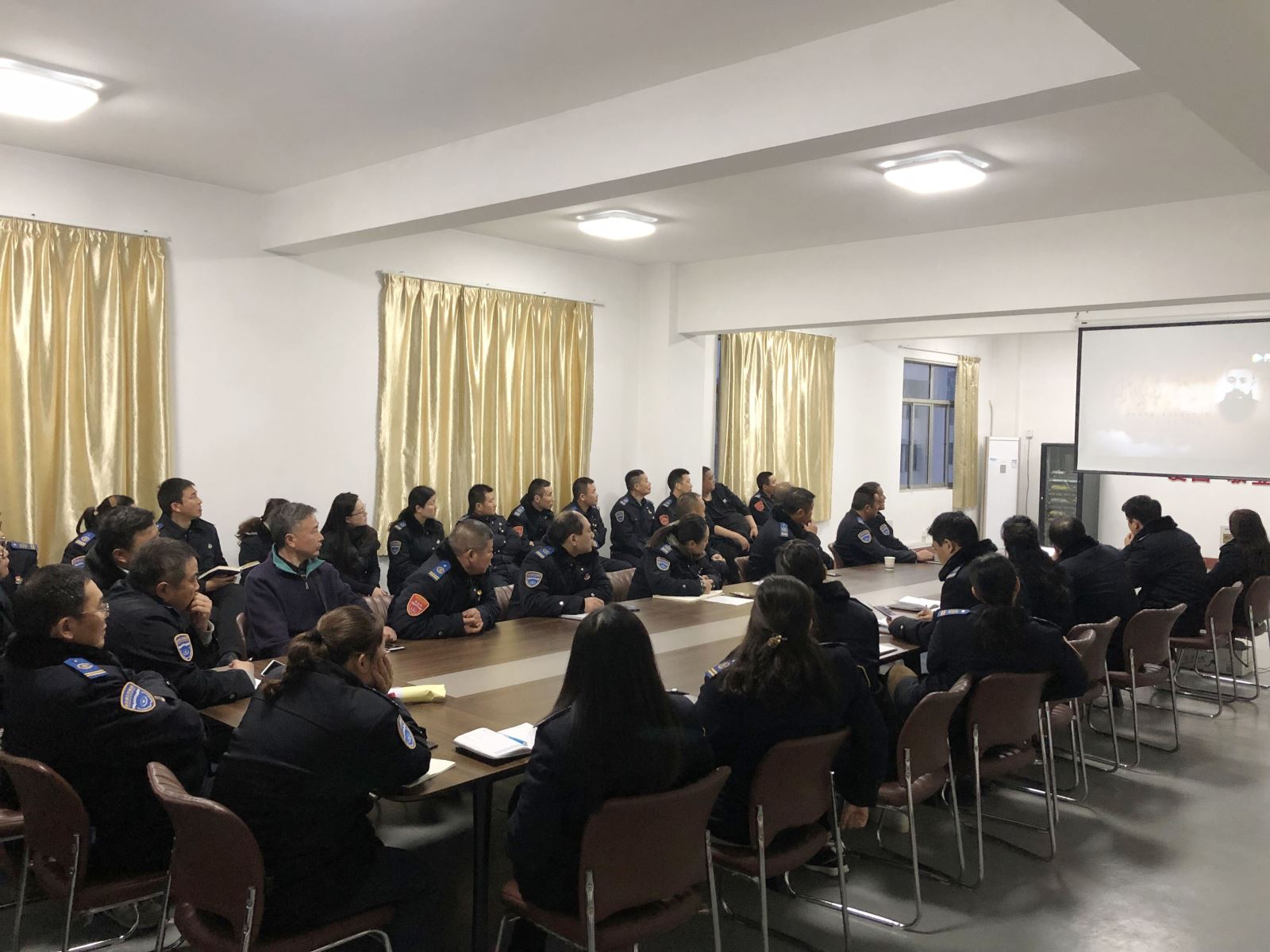 “緬懷先烈憶初心、傳承精神勇?lián)?dāng)”——公交集團(tuán)各支部開展形式多樣的主題黨日活動(dòng)