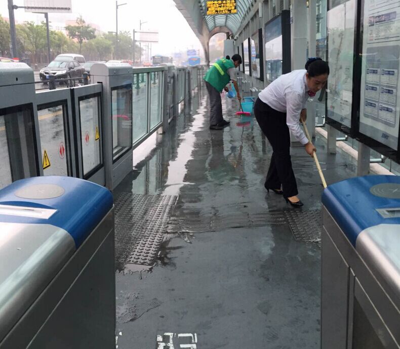 海通公交日夜堅守 確保乘客安全出行