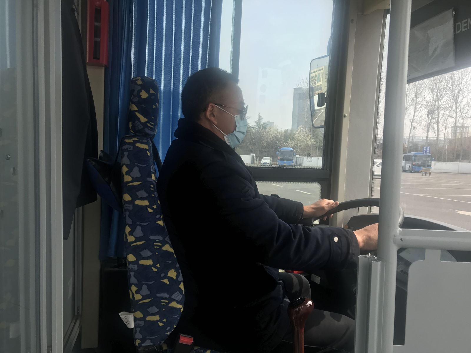 公交集團(tuán)公交事業(yè)一部17路駕駛員時(shí)明雪 拾金不昧受表揚(yáng)