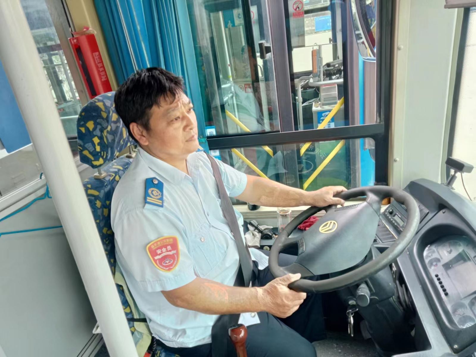 公交事業(yè)一部119路駕駛員武可華拾到手機(jī)及時歸還獲稱贊