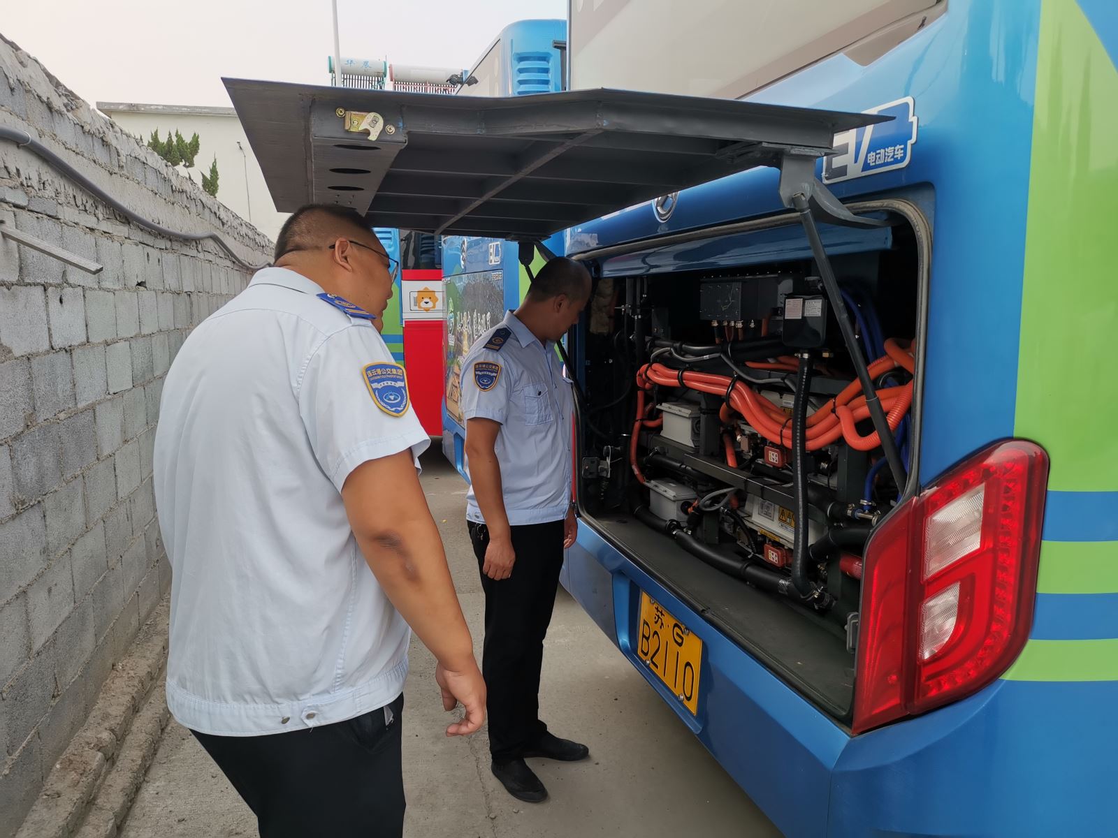 公交集團(tuán)公交事業(yè)一部開(kāi)展雙節(jié)前機(jī)務(wù)專(zhuān)項(xiàng)檢查工作