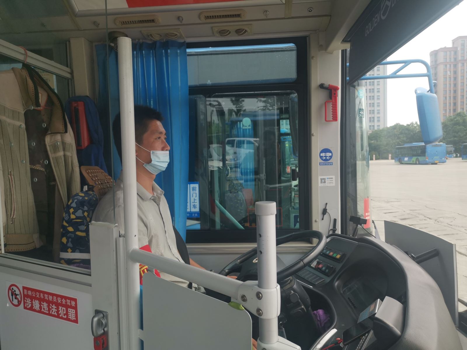 公交車(chē)上乘客突發(fā)癲癇 15路駕駛員與乘客聯(lián)手相助使其轉(zhuǎn)危為安