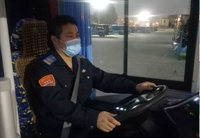 公交集團公交事業一部22路駕駛員靳軍拾金不昧受表揚