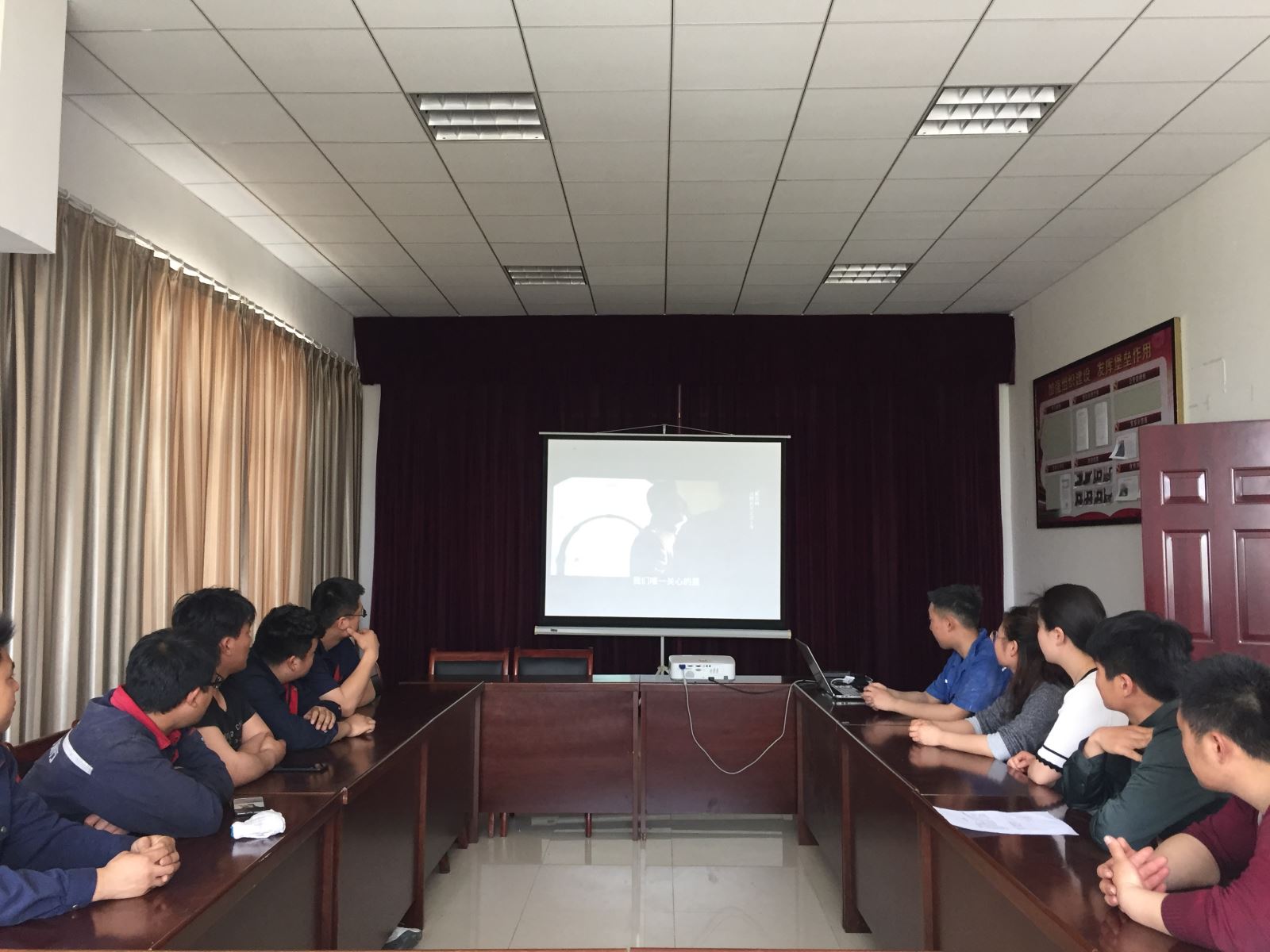 公交集團(tuán)機(jī)務(wù)技術(shù)事業(yè)部開展“迎五四青年節(jié)”觀看紅色電影活動(dòng)