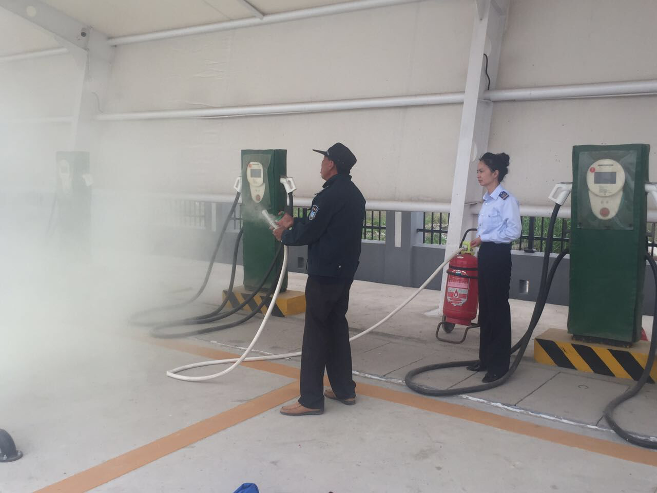 公交佳連公司未雨綢繆 做好夏季停車場車輛安全維護工作