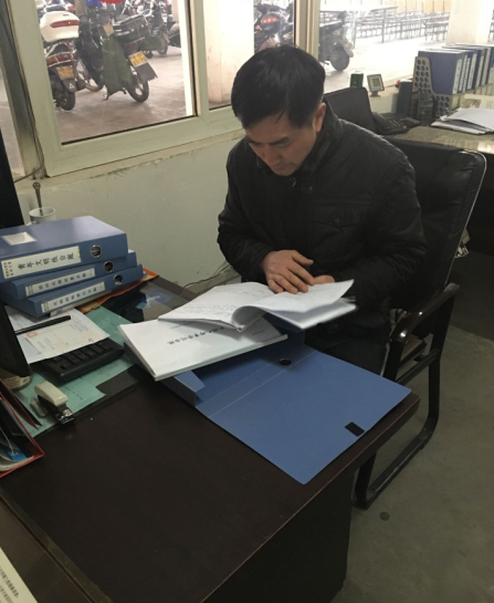 公交新浦公司對(duì)車隊(duì)基礎(chǔ)臺(tái)賬進(jìn)行檢查