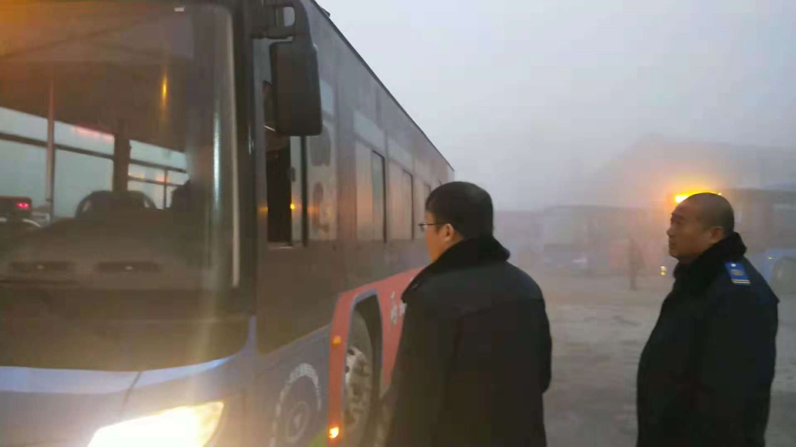 公交集團(tuán)海通公交公司快速啟動(dòng)惡劣天氣應(yīng)急預(yù)案  積極應(yīng)對(duì)大霧天氣