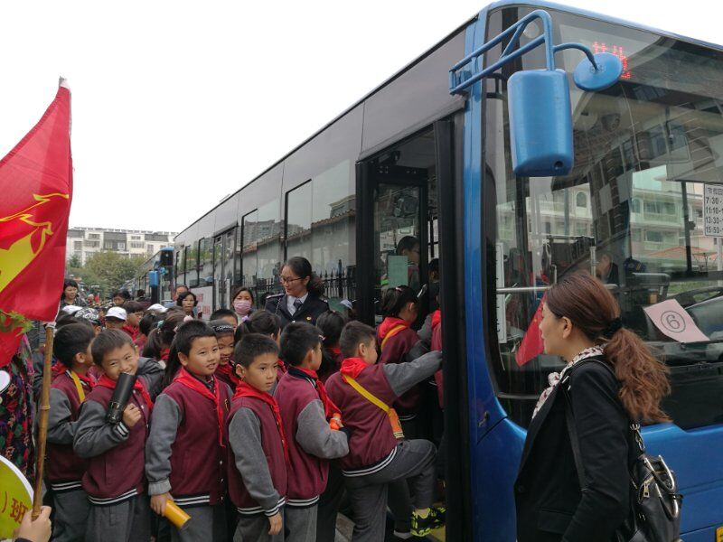 公交海州公司圓滿完成蒼梧小學定制班線任務