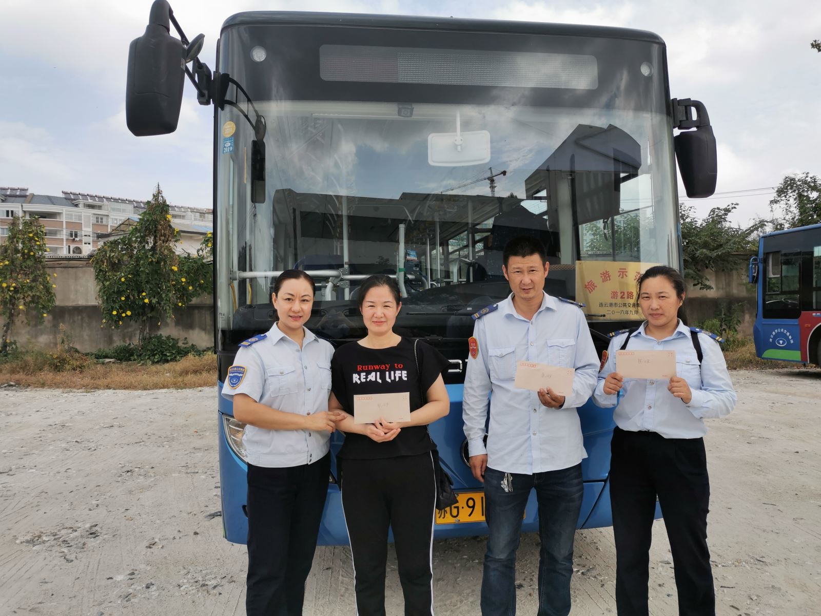 中秋節(jié) 公交集團慰問特困職工暖人心