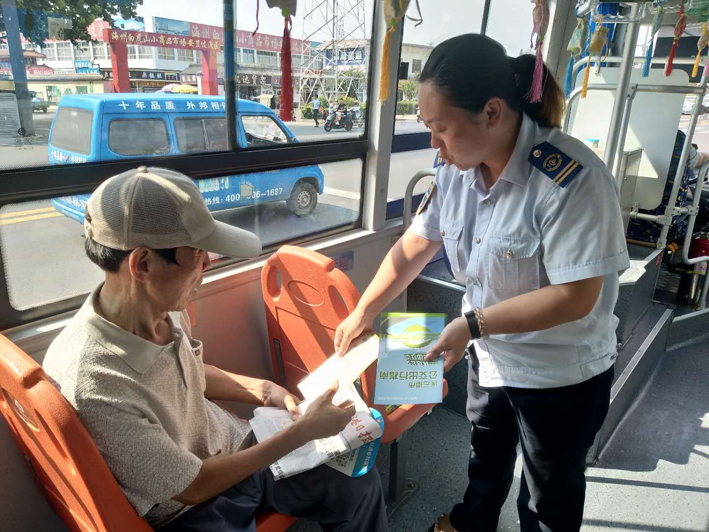 戰(zhàn)高溫、斗酷暑，公交人堅守崗位為創(chuàng)文助力