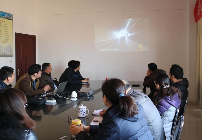 公交東部公司積極組織觀看專題片《對望絲路新旅程》和《調解能手錢鶴飛》