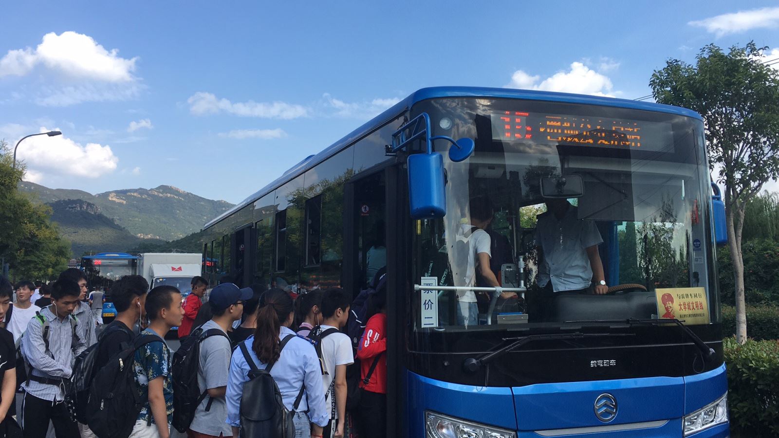 公交集團(tuán)海通公交公司做好“中秋節(jié)”大學(xué)城客流疏導(dǎo)工作