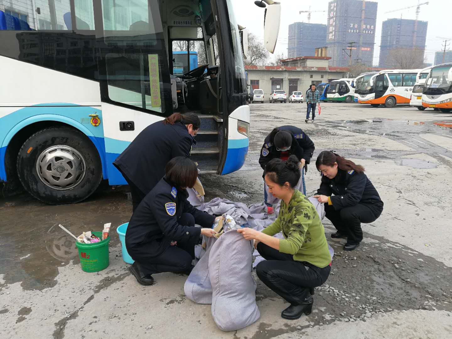 公交集團佳連公司開展車輛大清洗活動
