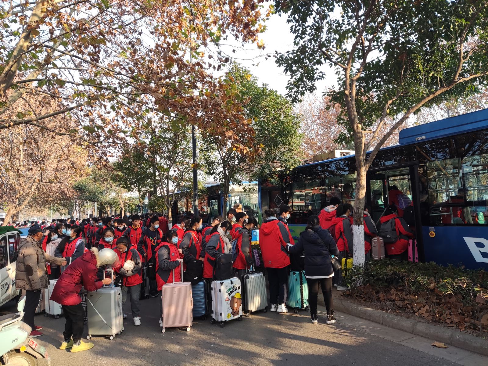 公交集團快速公交事業(yè)部圓滿完成 新浦中學定制公交任務(wù)