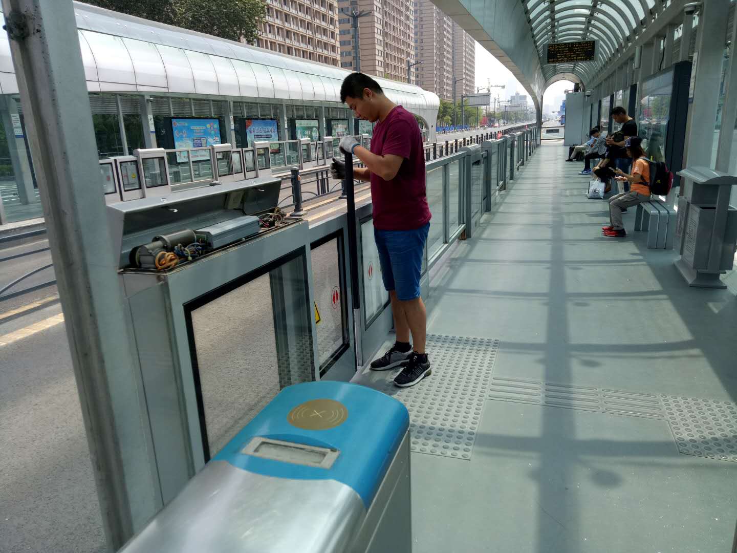 公交集團快速公交事業部對BRT站臺設施設備進行檢修