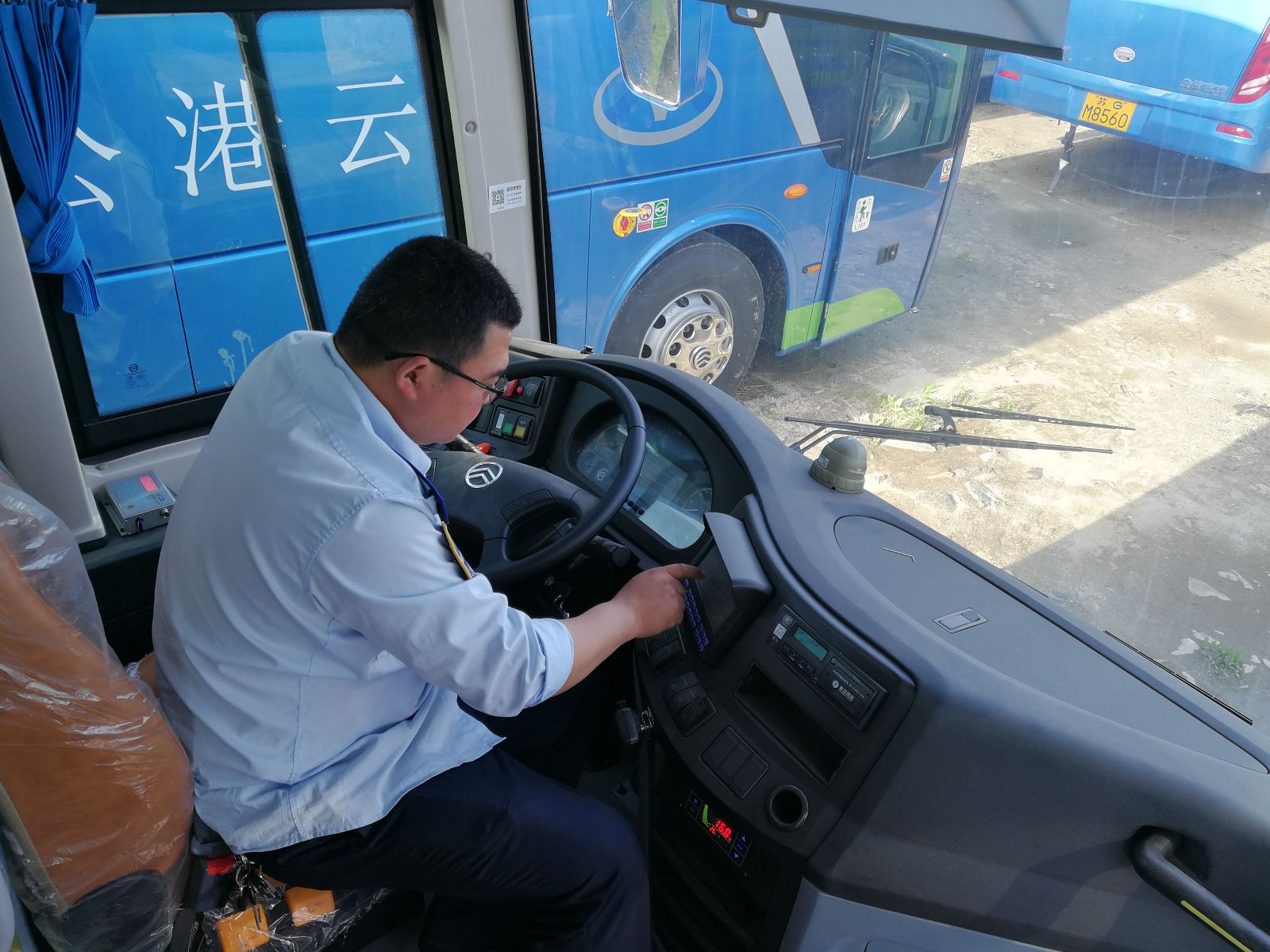 公交集團佳連公司開展安裝調(diào)試金旅車輛報站器工作