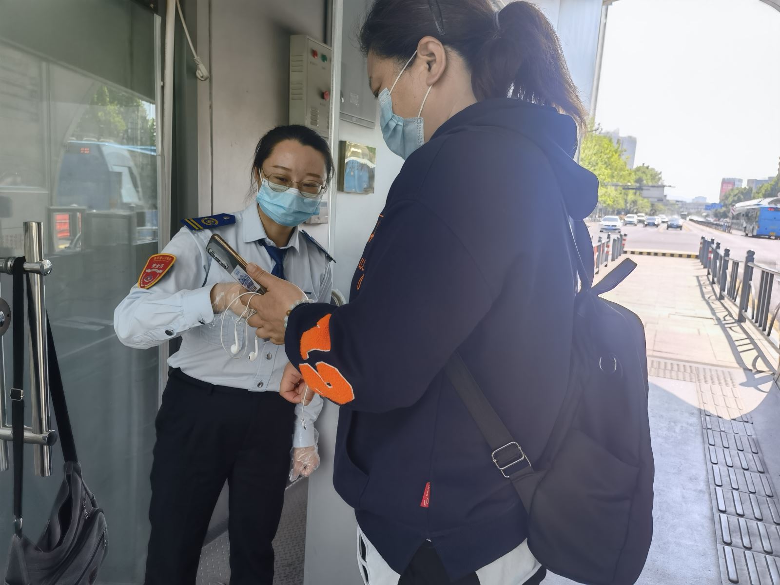 公交集團快速公交事業部站務員王慧、朱桂平接力找文件獲暖心點贊