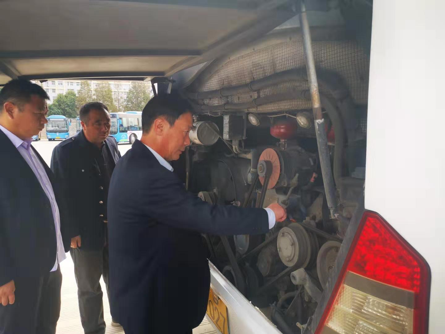 公交集團(tuán)公交事業(yè)二部、經(jīng)營(yíng)發(fā)展事業(yè)部全力做好 “徐圩馬拉松”參運(yùn)車(chē)輛專(zhuān)項(xiàng)檢查