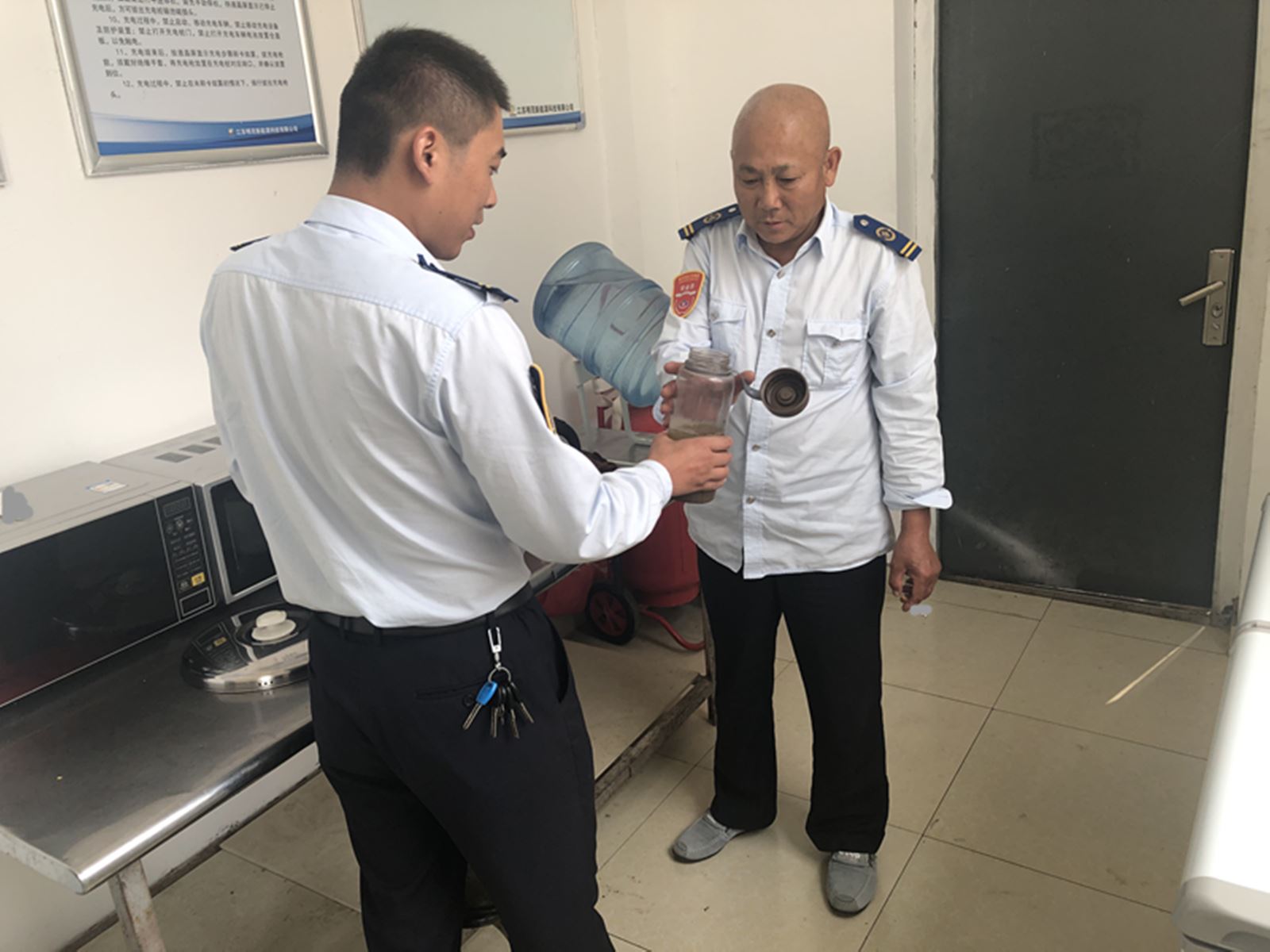 公交集團經(jīng)營發(fā)展事業(yè)部開展關(guān)愛職工送清涼活動