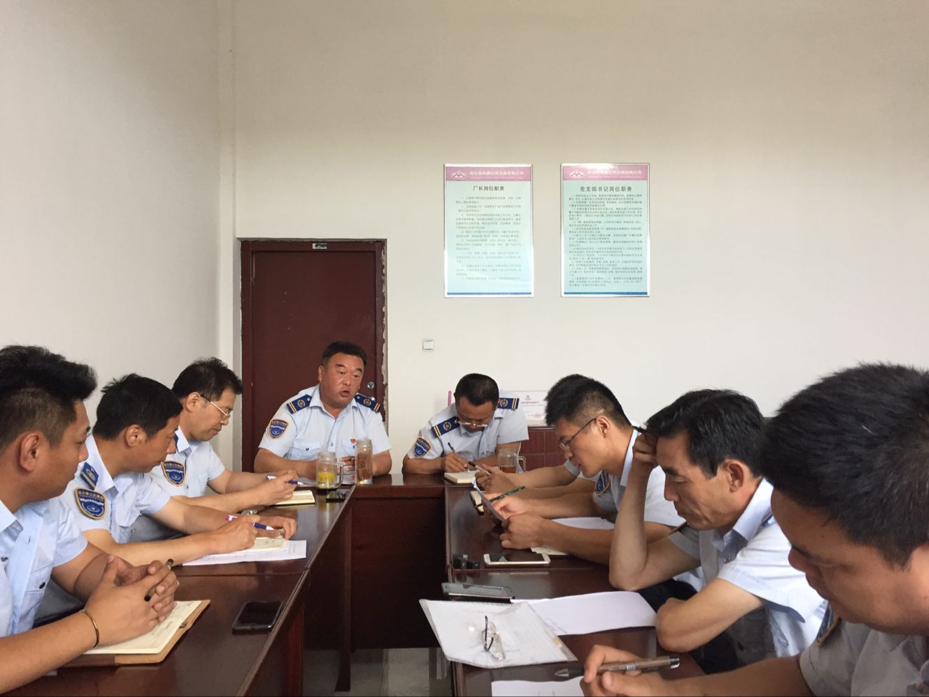 公交汽服公司召開“振奮精神強(qiáng)堡壘，頑強(qiáng)拼搏謀跨越”主題黨日座談會(huì)