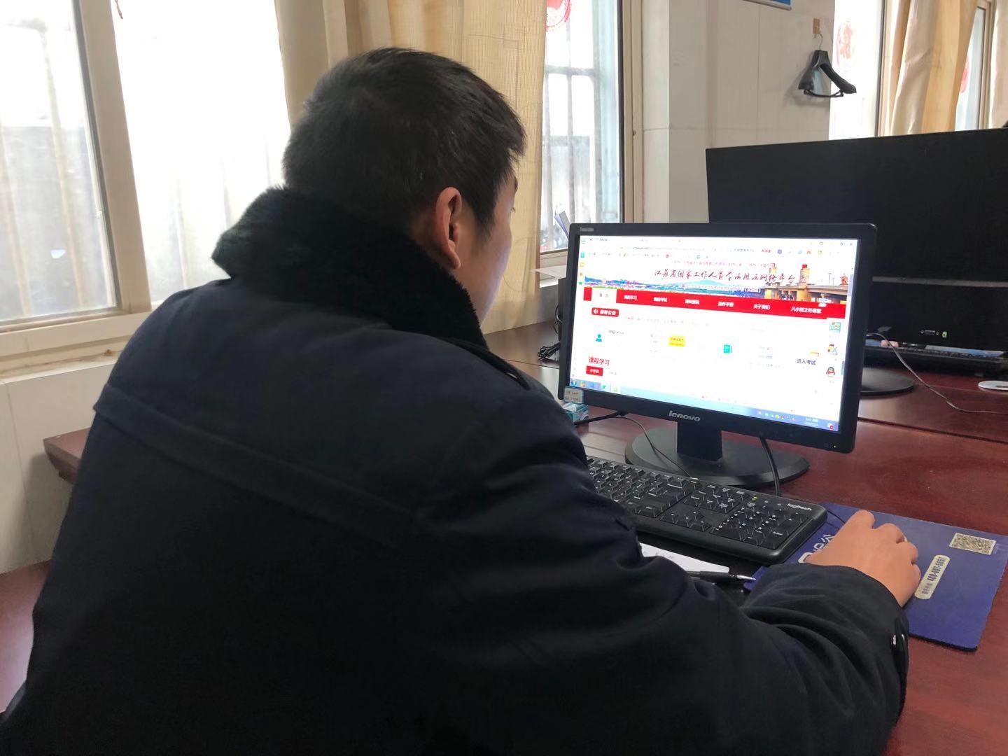 經(jīng)營發(fā)展事業(yè)部組織全體黨員參加“學(xué)憲法學(xué)黨章考法律活動”