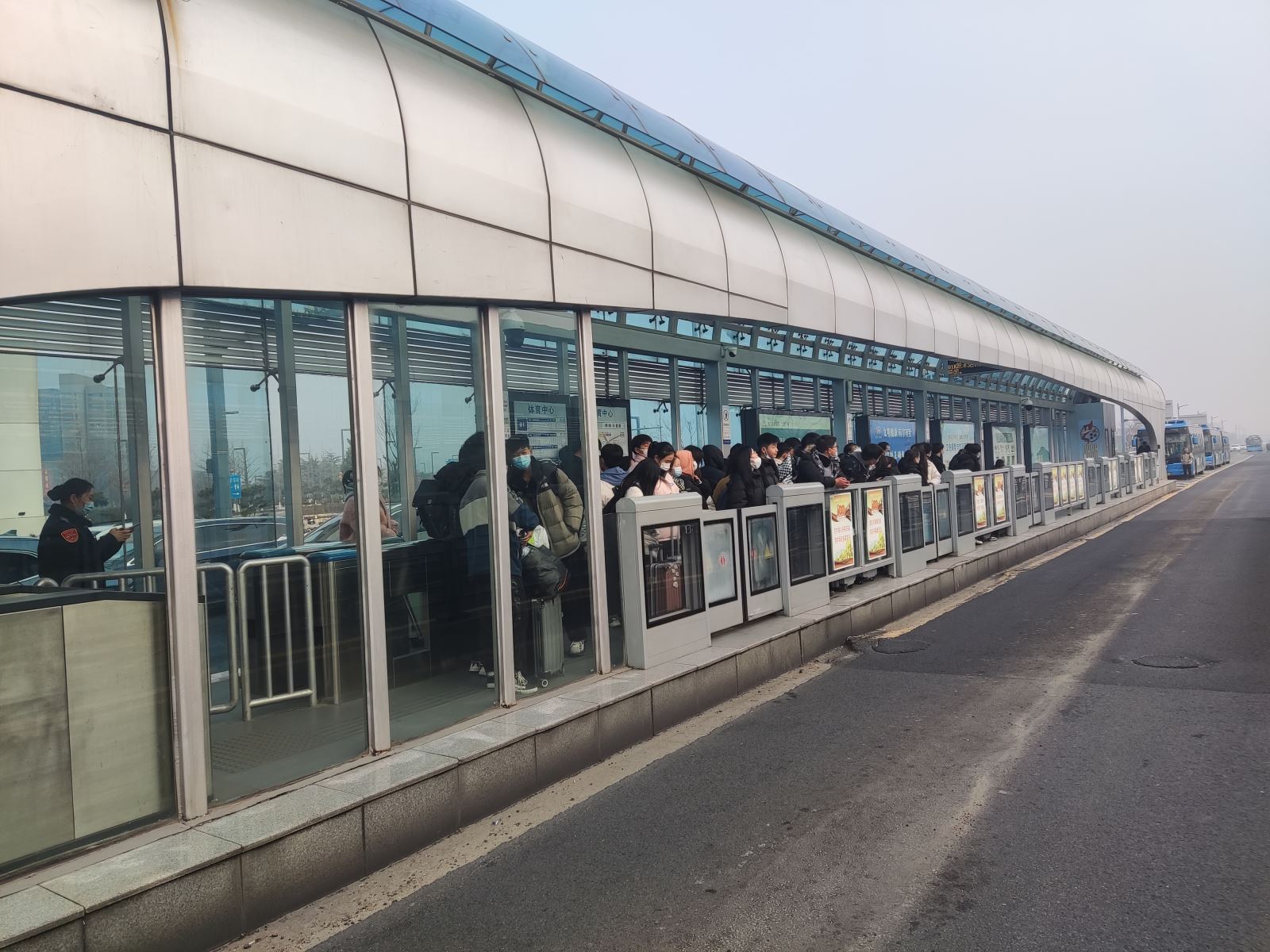 公交集團快速公交事業(yè)部圓滿完成海濱技工職業(yè)學校放假疏散任務(wù)