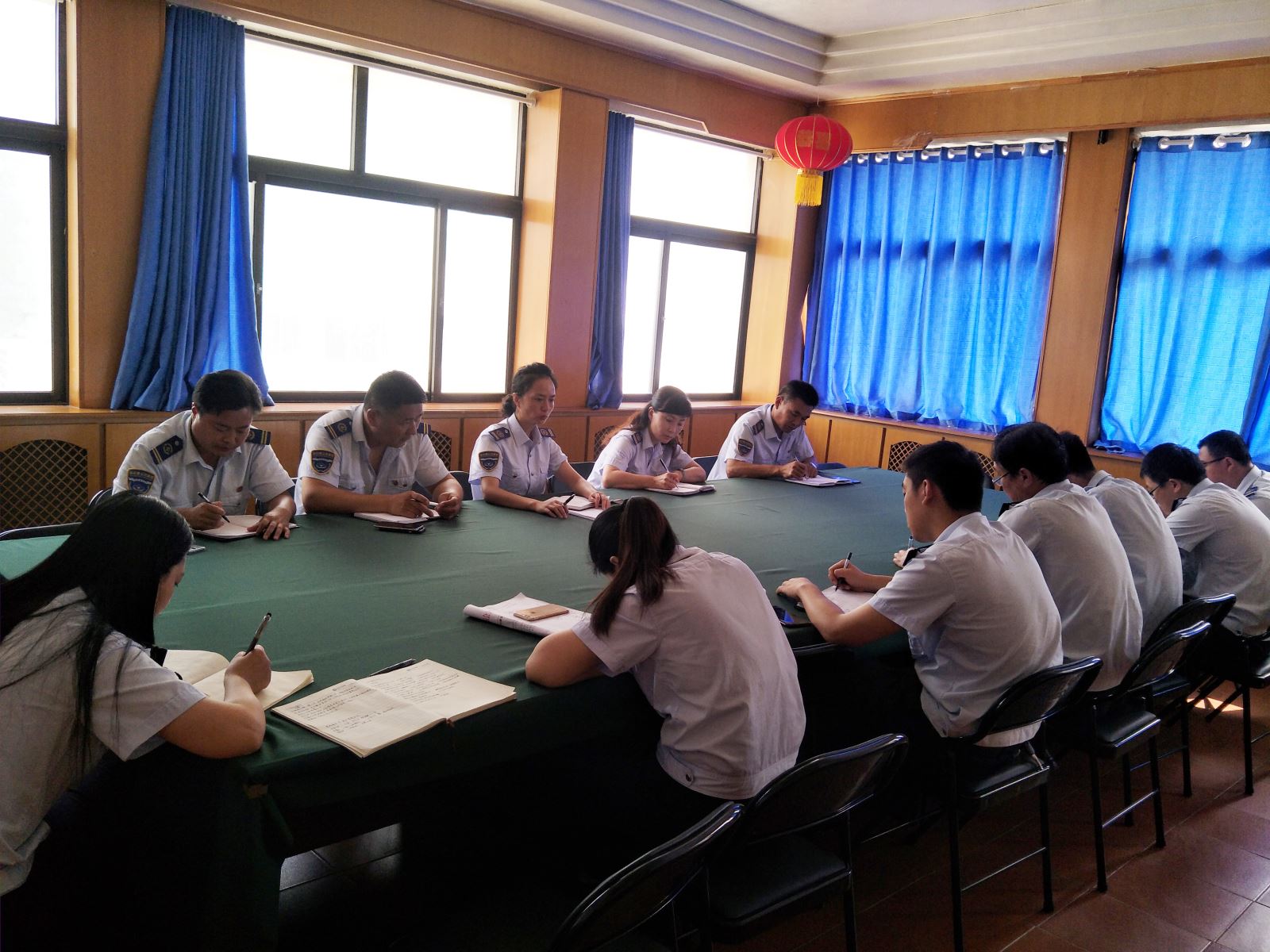 公交集團(tuán)佳連公司黨支部召開“振奮精神強(qiáng)堡壘、頑強(qiáng)拼搏謀跨越”會(huì)議