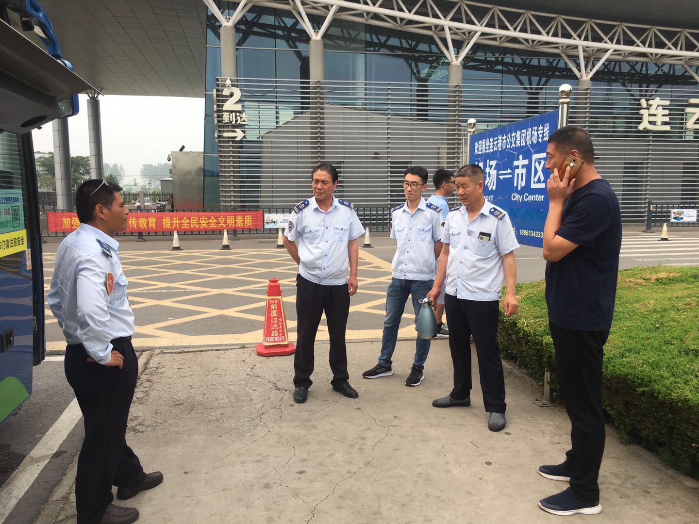 公交集團(tuán)經(jīng)營(yíng)發(fā)展事業(yè)部開(kāi)展“雙節(jié)”前機(jī)場(chǎng)線綜合檢查