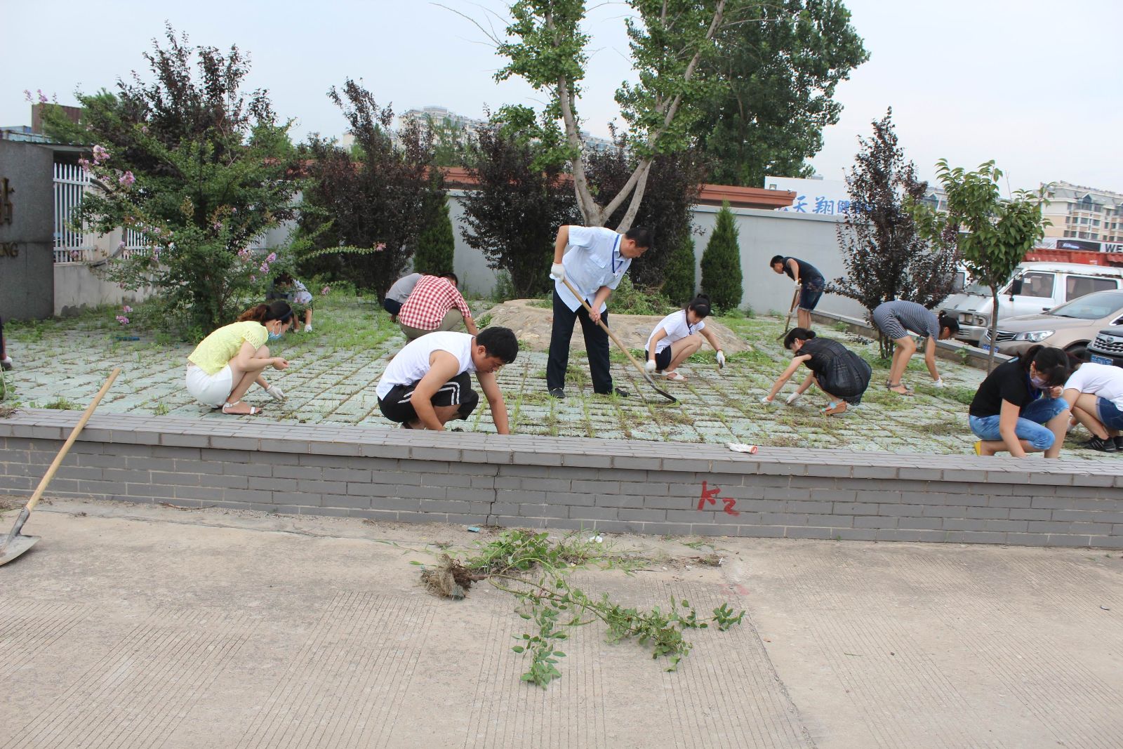公交東部公司組織職工開展義務勞動 喜迎“八一”建軍節(jié)