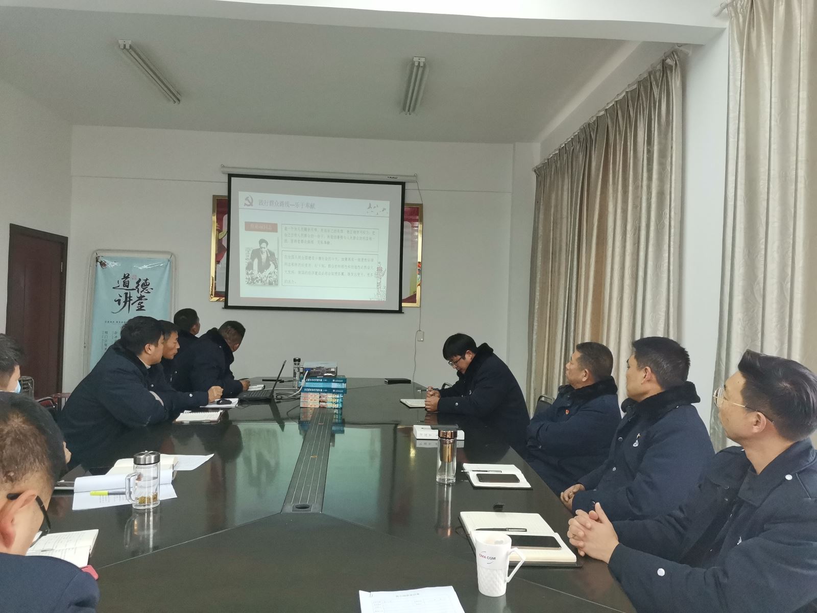 公交集團公交事業(yè)二部召開“淺談黨員與奉獻(xiàn)”主題黨課