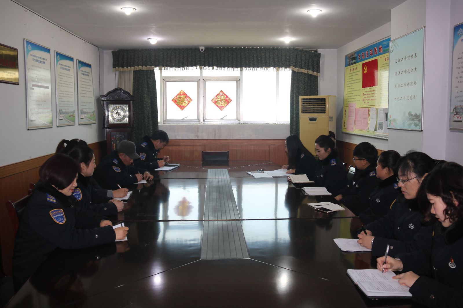 公交新浦公司組織學習《連云港市公交集團員工考勤及請休假管理規(guī)定》