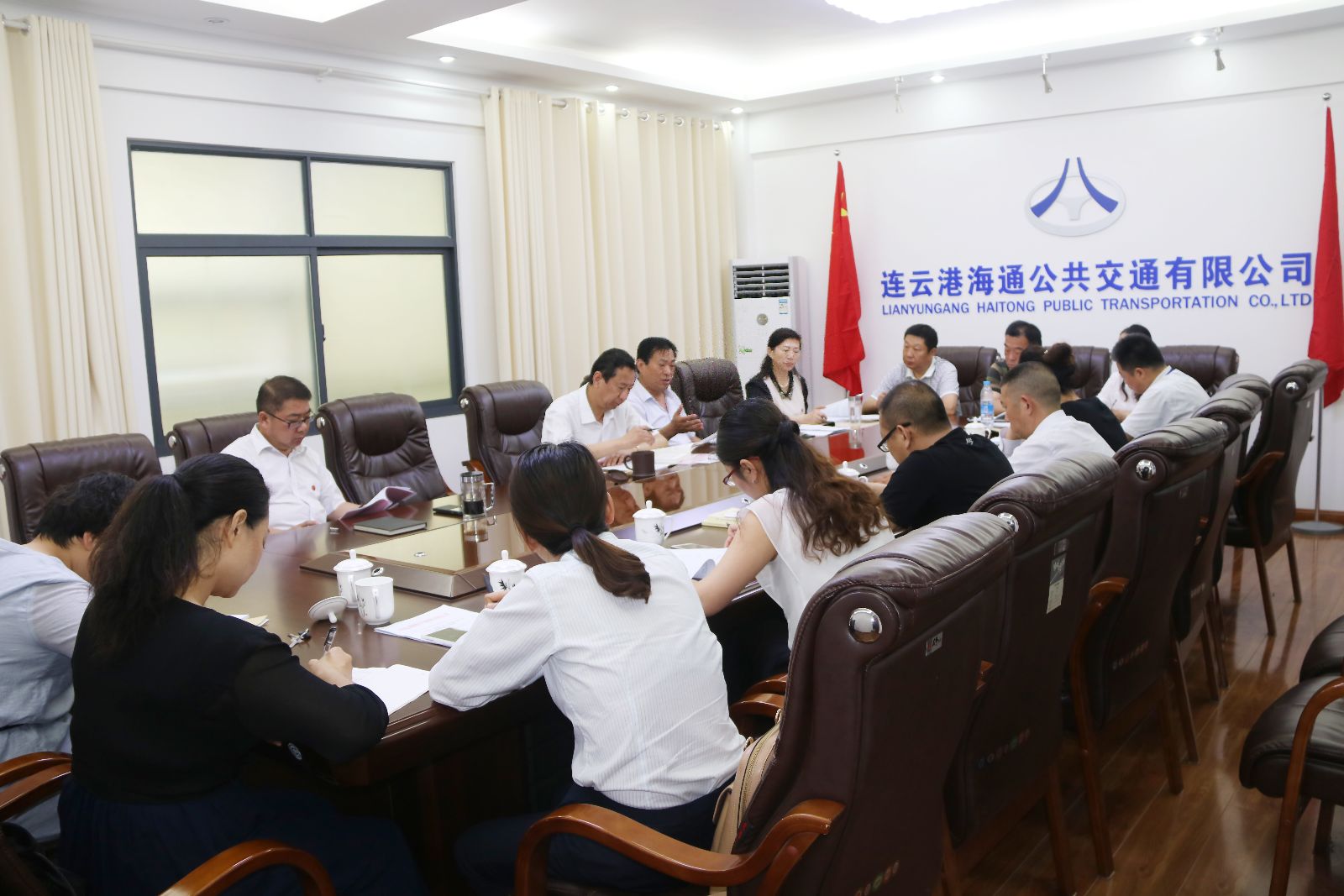 海通公交黨委開展重溫《黨委會的工作方法》加強領(lǐng)導班子建設(shè)專題討論