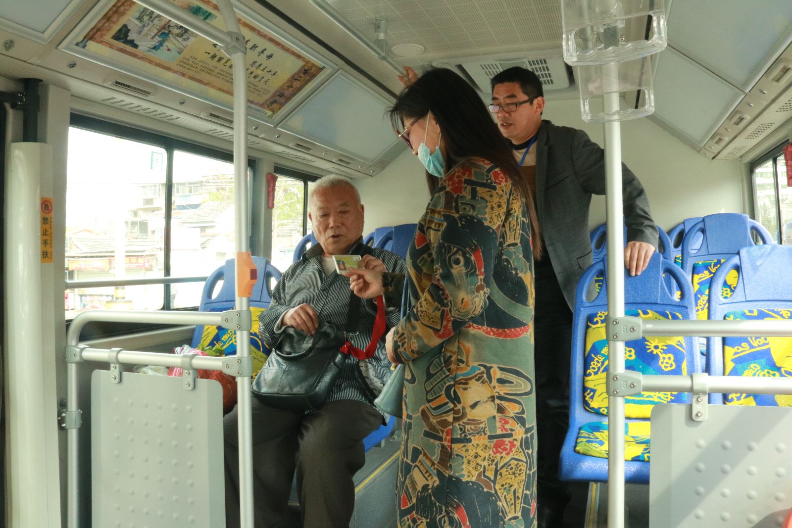 公交新浦公司積極開展優惠卡違規使用檢查活動