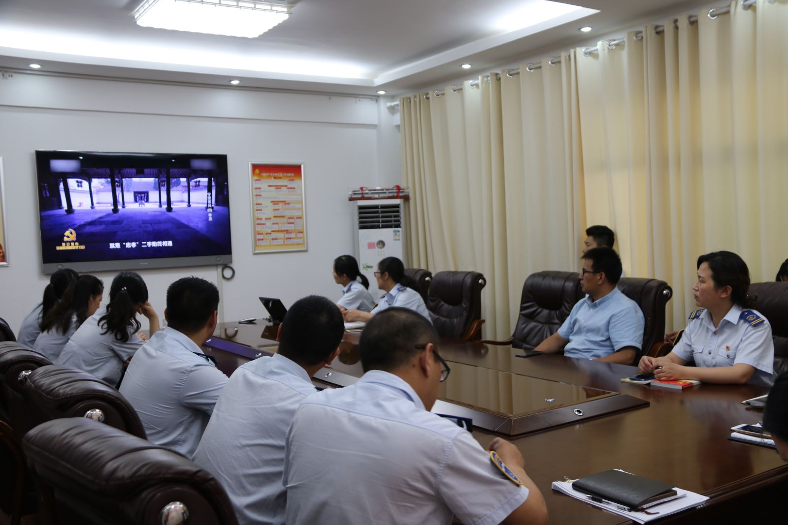 公交集團組織觀看學(xué)習(xí)《守望家風(fēng)》文獻(xiàn)紀(jì)錄片之《忠孝》《傳承》